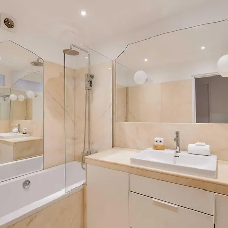 Modern 1bdr 2p Flat With A Balcony - Menilmontant Parijs