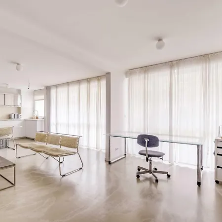 Modern 1bdr 2p Flat With A Balcony - Menilmontant Parijs